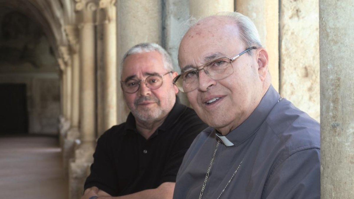 El arzobispo emérito de La Habana, cardenal Ortega, junto al secretario general de la Fundación Las Edades del Hombre, Gonzalo Jiménez, en Valbuena de Duero.-ICAL