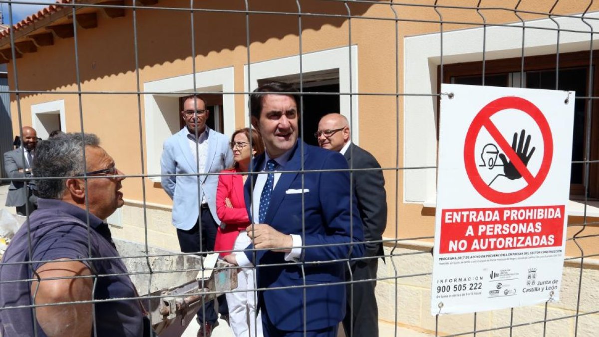 El consejero de Fomento y Medio Ambienteen su visita el Área de Regeneración Integral de La Pedraja.-ICAL