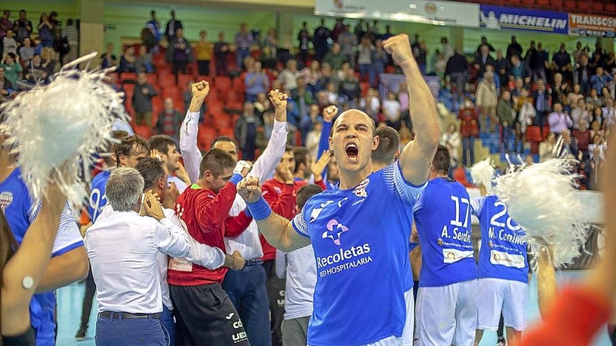 Adrián Fernández celebra eufórico el triunfo ante el Ademar León en el duelo regional.-RECOLETASATLÉTICO VALLADOLID