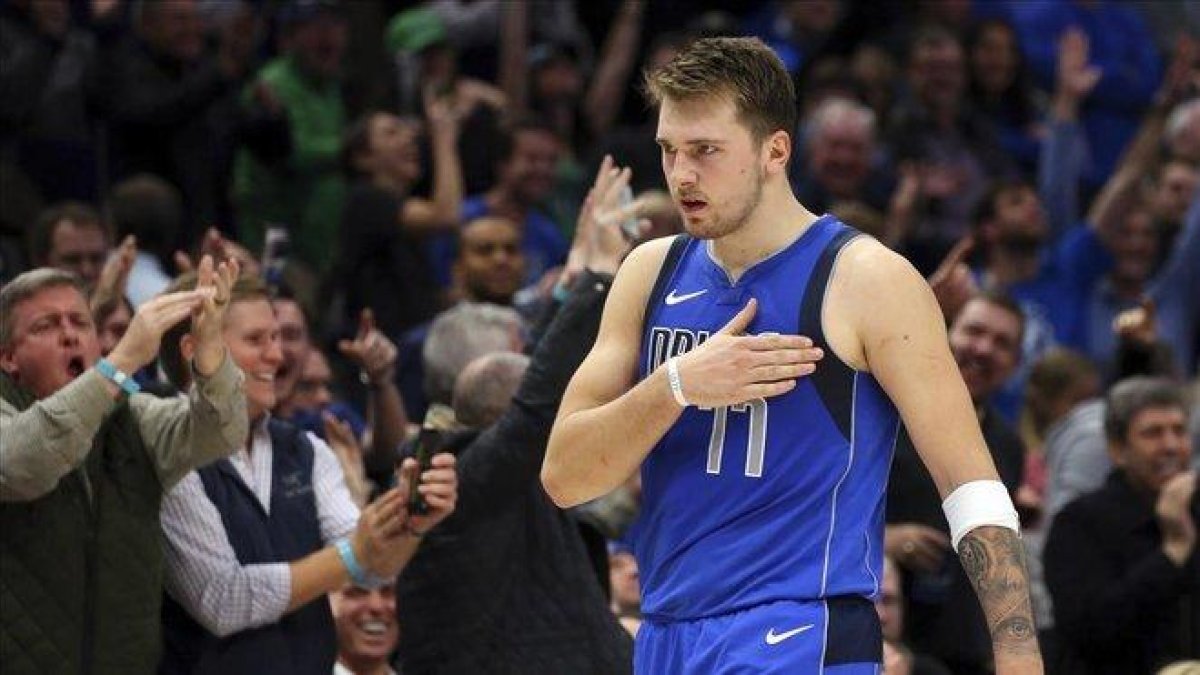 Luka Doncic, ovacionado por los aficionados de Dallas.-RICHARD W. RODRÍGUEZ / AP