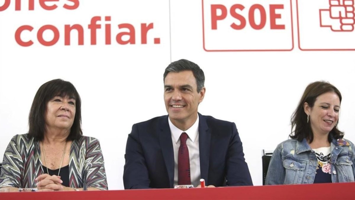 Cristina Narbona, Pedro Sánchez y Adriana Lastra, hoy, en la sede del PSOE.-DAVID CASTRO
