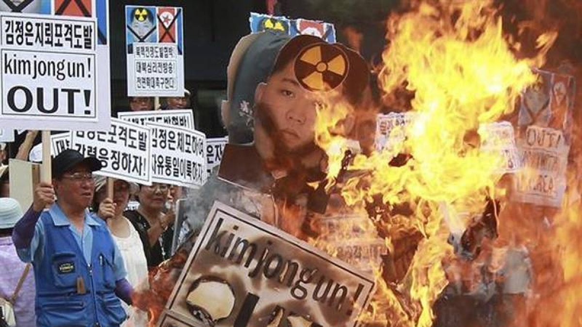 Activistas surcoreanos queman efigies del líder norcoreano, Kim Jong-Un, durante una protesta contra Corea del Norte en Paju.-EFE