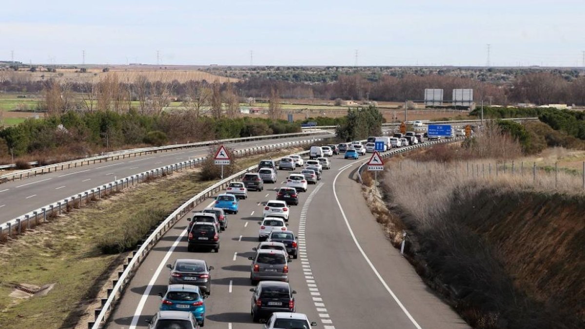 Retenciones en la A-6 a la altura de Tordesillas.-ICAL