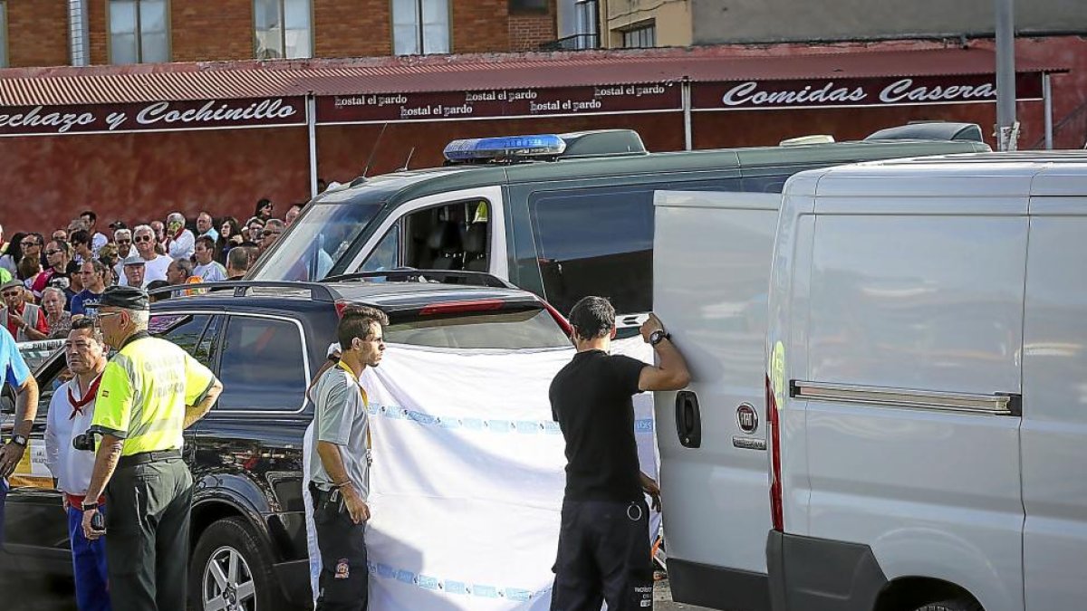 Efectivos policiales protegen de miradas el cuerpo de la fallecida en el accidente.-MIGUEL ÁNGEL SANTOS