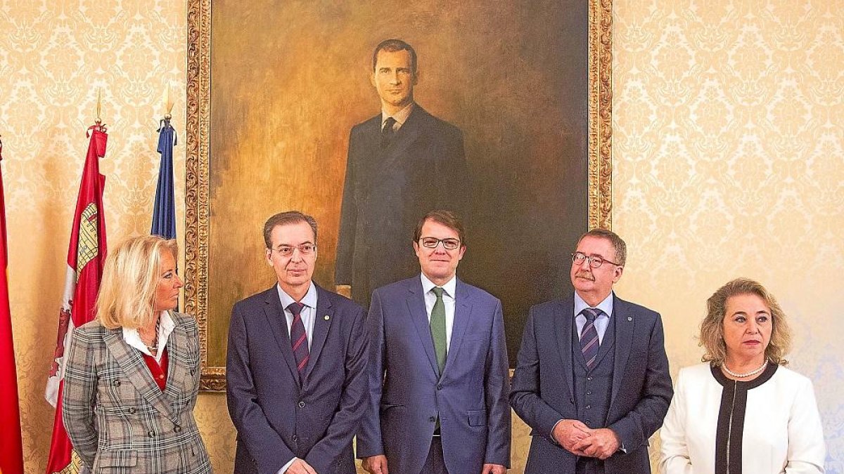 El alcalde de Salamanca, Alfonso Fernández Mañueco (C), junto a los presidentes de los CES durante la firma del convenio.-ICAL