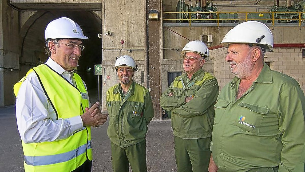 El presidente de Iberdrola con tres trabajadores.-E.M.
