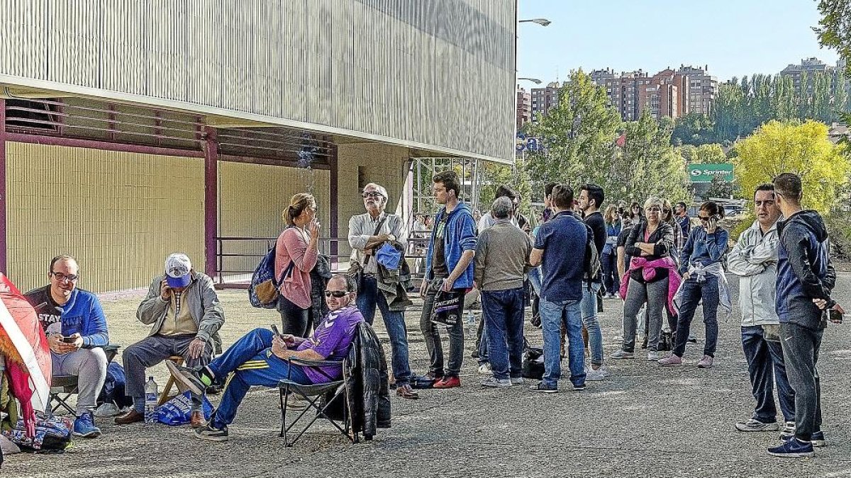 Colas durante todo el día de ayer para la compra de entradas del Real Madrid-Real Valladolid.-ANA PUENTE / RVCF