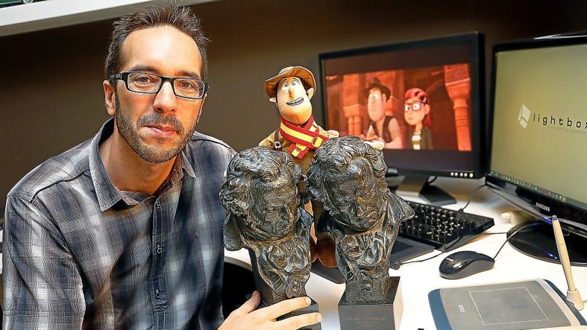 Enrique Gato posa con una figura de Tadeo Jones.- E. M.