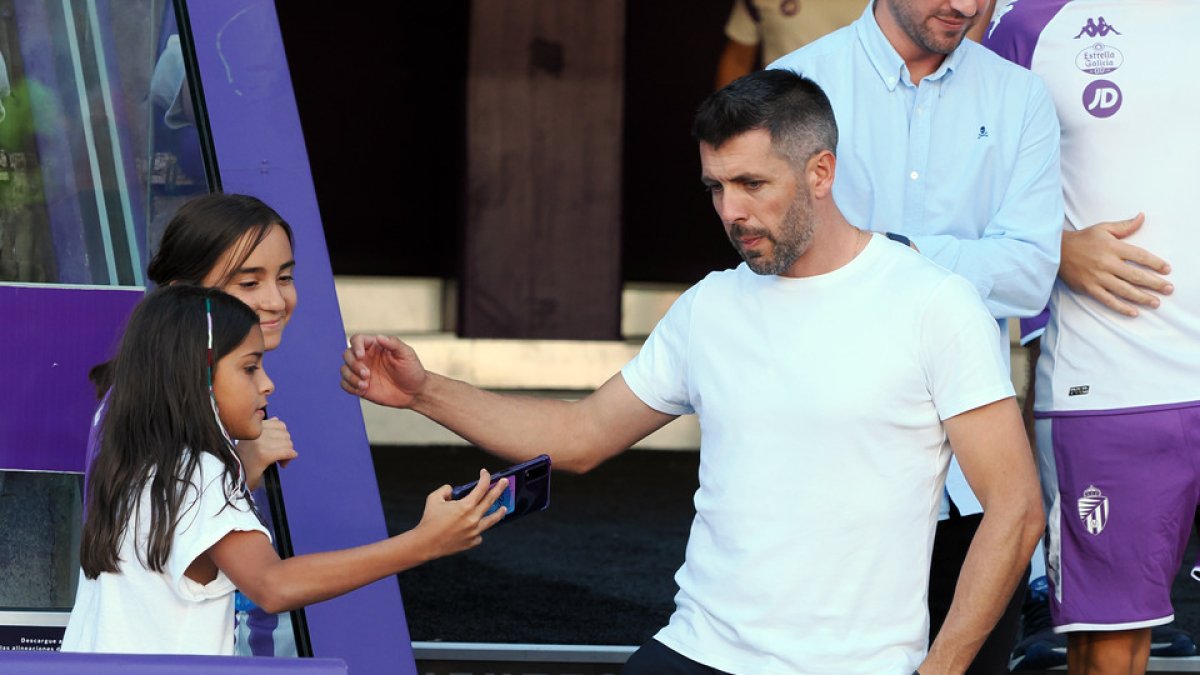 Pezzolano saluda a una niña en el túnel de Zorrilla. / PHOTOGENIC