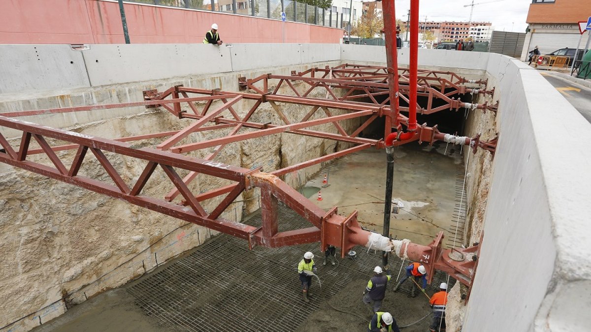 Un grupo de trabajadores en una de las entradas del túnel de Andrómeda.- J. M. LOSTAU