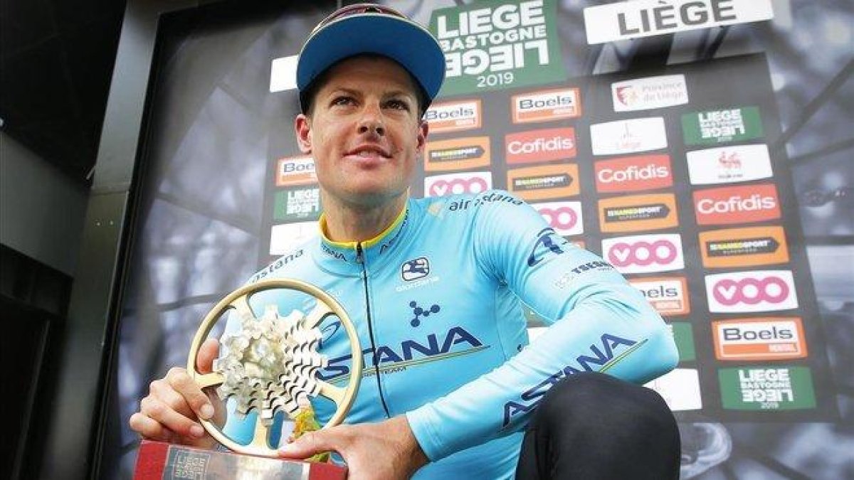 Jakob Fuglsang , con el trofeo de la Lieja-Bastoña-Lieja.-EFE / JULIEN WARNAND