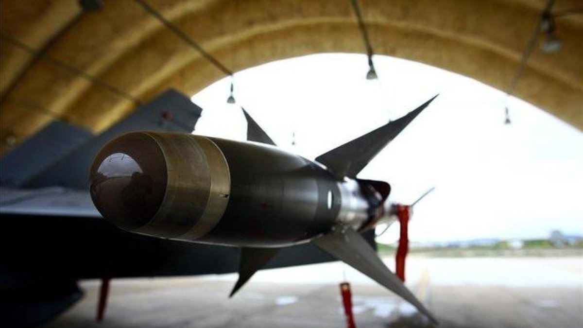 Armamento de un avión de combate F-18.-AGUSTÍN CATALÁN