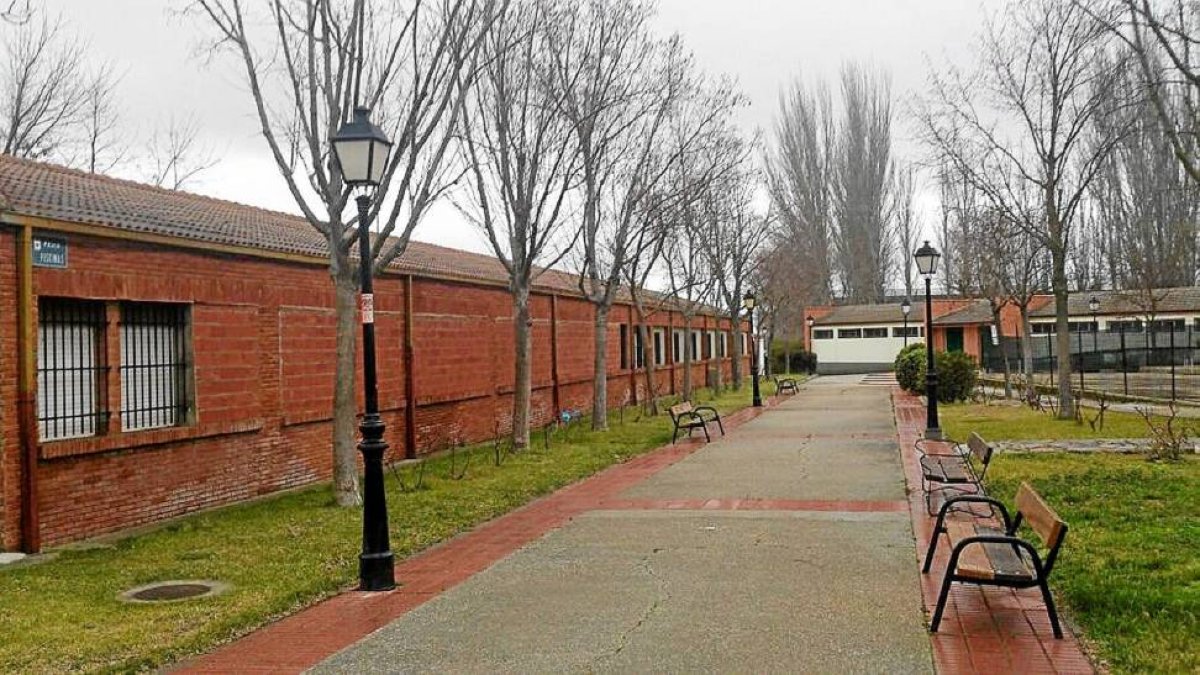 Vista exterior del antiguo instituto de Alajejos, que se convertirá en residencia para personas mayores-El Mundo