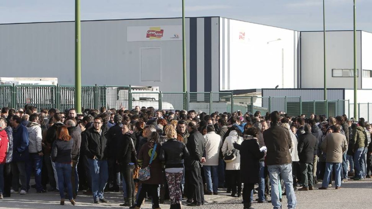 Imagen de trabajadores de Campofrío esperando durante una reunión entre el comité y la dirección-Raúl Ochoa