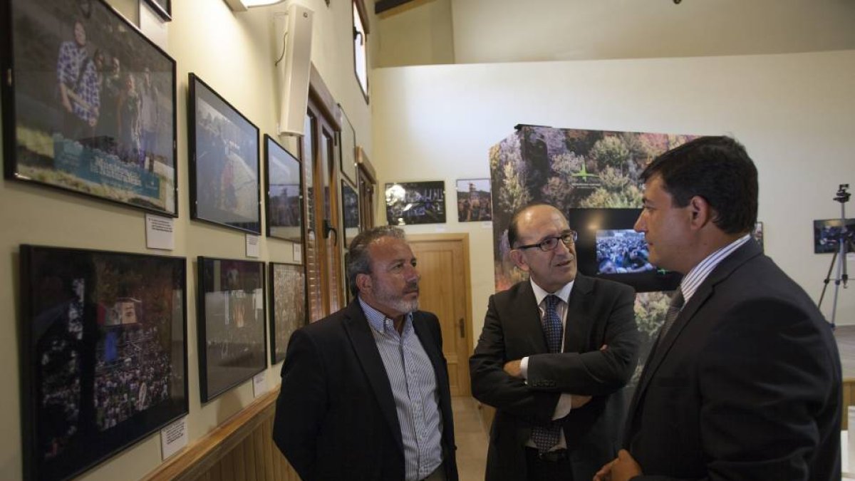La apertura de la exposición fotográfica ‘Naturaleza y Rock’ en el Centro Multiusos de la localidad abulense de Hoyos del Espino marcó hoy el inicio del multitudinario fin de semana en la Sierra de Gredos, que mañana acogerá la décima edición de ‘Músicos -ICAL