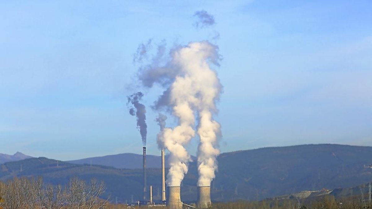 La central térmica de Compostilla ayer en funcionamiento.-ICAL