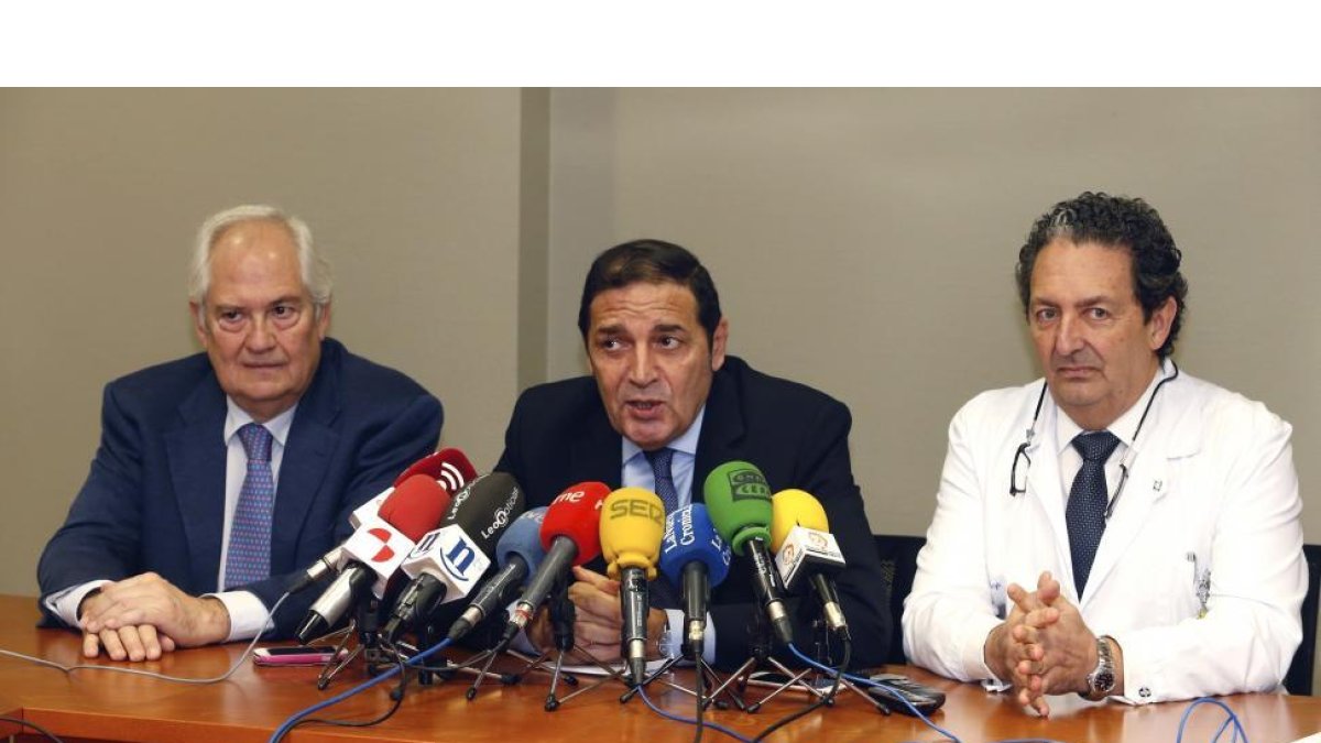 El consejero de Sanidad, Antonio María Sáez, informa en rueda de prensa sobre los primeros meses de funcionamiento de la Unidad de Cirugía Pediátrica del Hospital de León. Le acompañan el delegado de la Junta, Guillermo García (I) y el director gerente de-ICAL