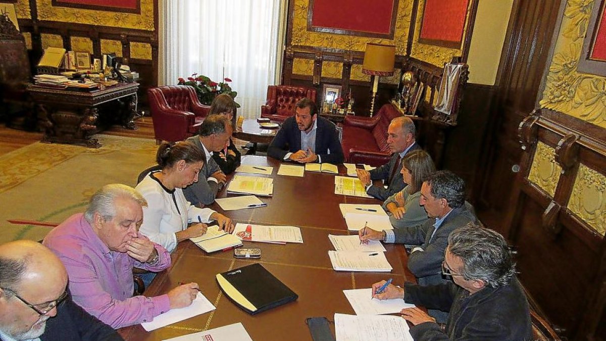 Primera reunión de trabajo del Consejo del Diálogo Social celebrada ayer en la Alcaldía entre el Ayuntamiento, la CVE, CCOO y UGT.-E. M.