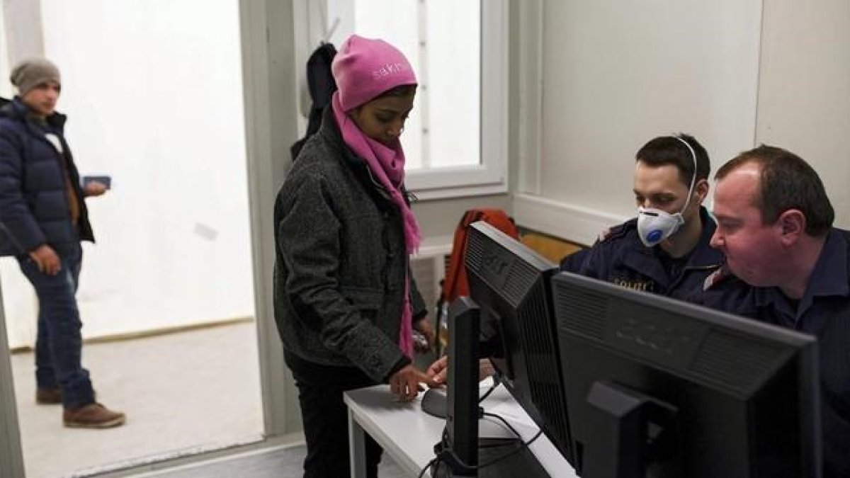 Una refugiada graba sus huellas digitales en un centro de la frontera con Eslovenia, en Spielfeld (Austria), este lunes.-EFE / GYORGY VARGA