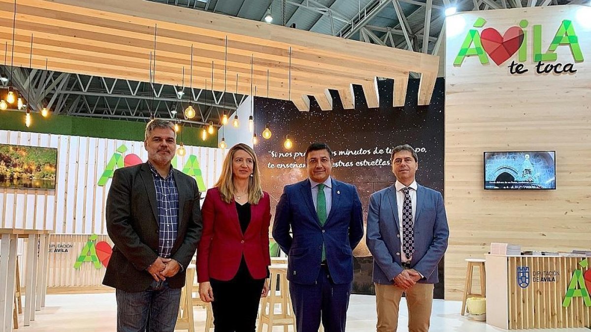 Carlos García y Alicia García visitan el expositor de Ávila en INTUR.-ICAL