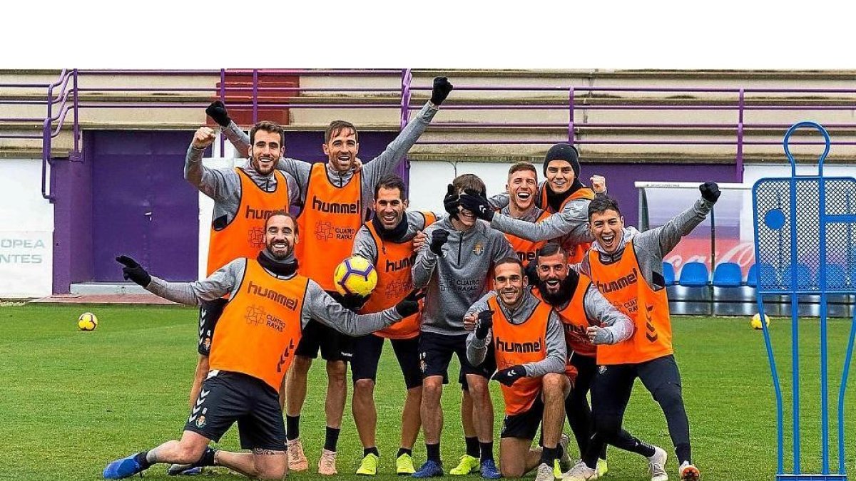 Jugadores blanquivioleta festejan su triunfo durante uno de los retos del entrenamiento de ayer.-RVCF