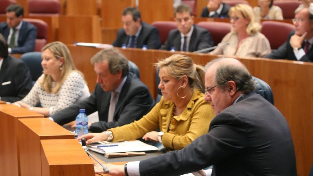 El presidente de la Junta, Juan Vicente Herrera, durante una de las votaciones en el Pleno de las Cortes de Castilla y León.-ICAL