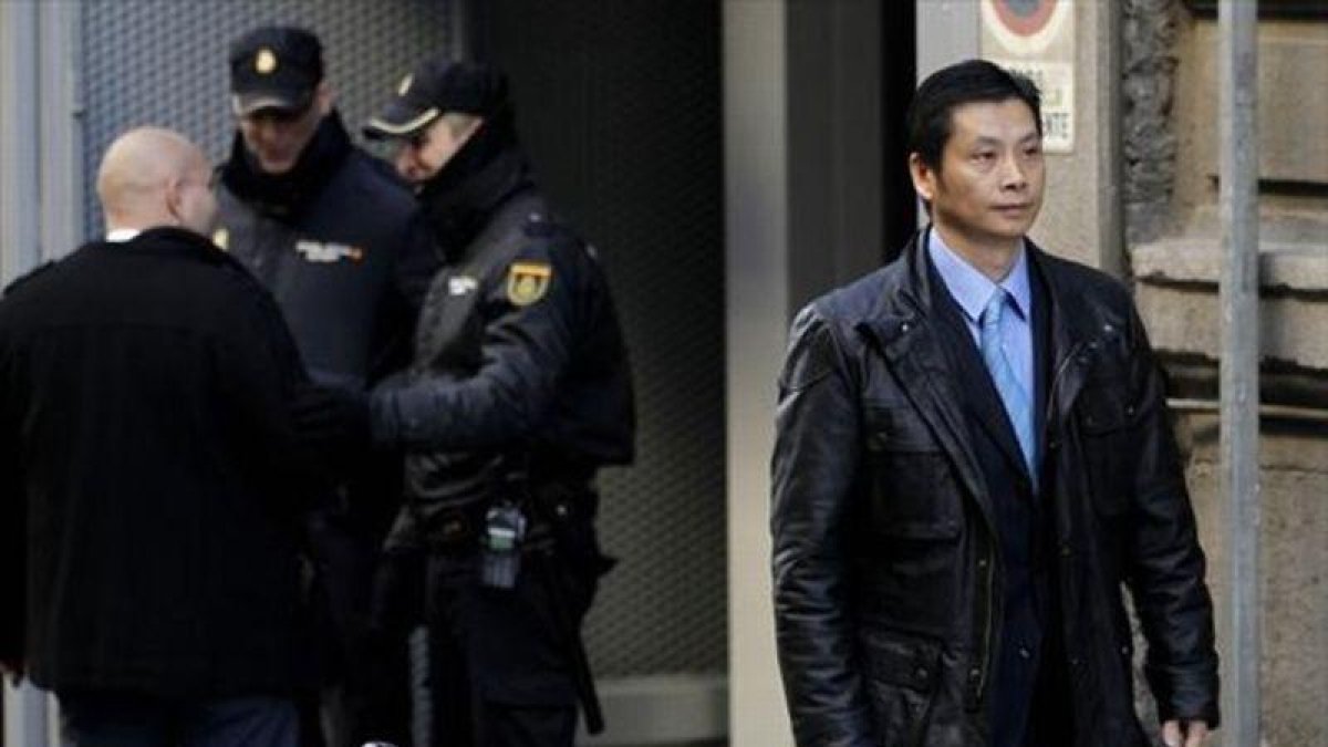 Gao Ping, presunto cabecilla de la trama Emperador, sale de la Audiencia Nacional en diciembre del 2012.-JOSE LUIS ROCA