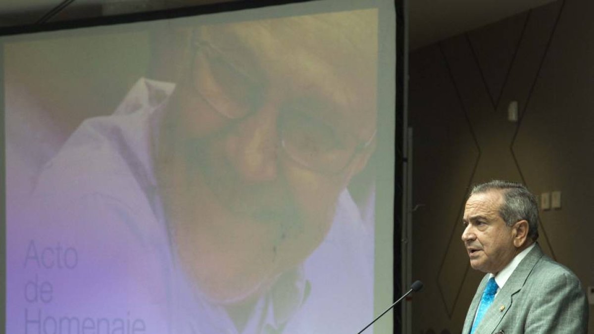 El presidente del Consejo Superior de Investigaciones Científicas(CSIC), Emilio Fernández González asistió al homenaje póstumo que la Universidad de Salamanca rindió al profesor Daniel Pardo Collantes, catedrático de Electrónica; donde pronunció una confe-Ical