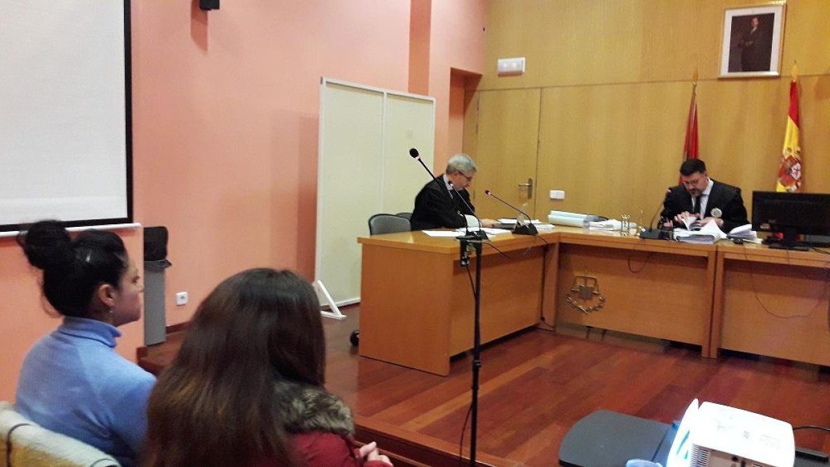 La acusada, I. B., durante el juicio celebrado en Ávila.-E. M.