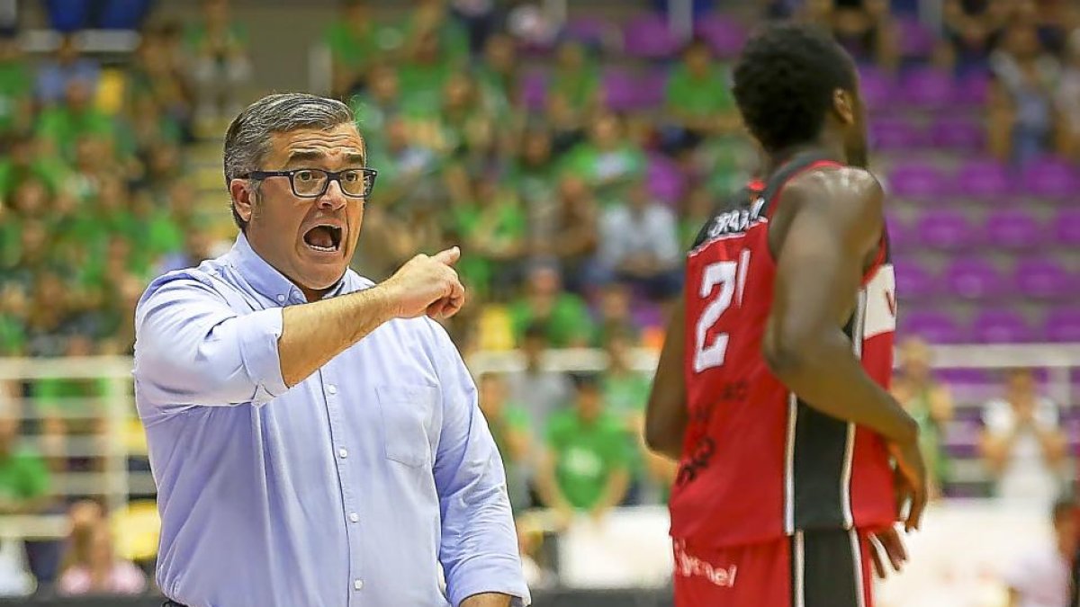 Un enérgico Paco García da instrucciones durante un encuentro de la pasada temporada.-MIGUEL ÁNGEL SANTOS
