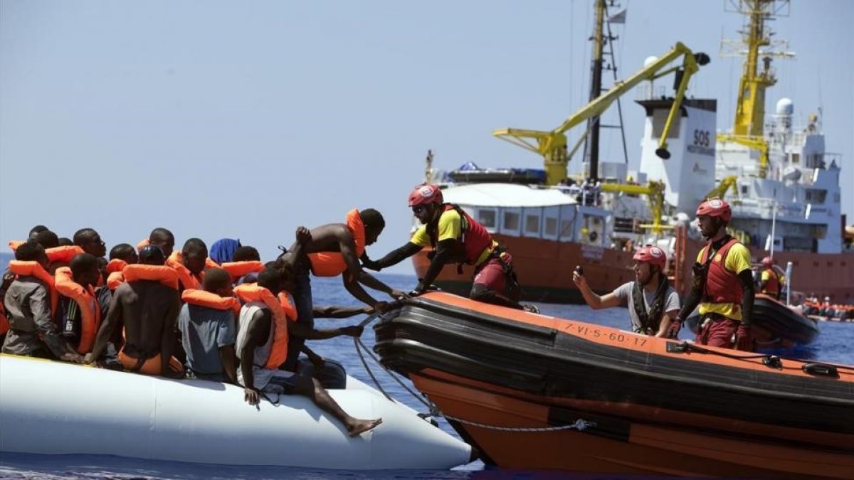Un barco de la oenegé Activa Open Arms rescata a inmigrantes frente a la costa de Libia, este domingo 27 de agosto-AP / DARKO BANDIC
