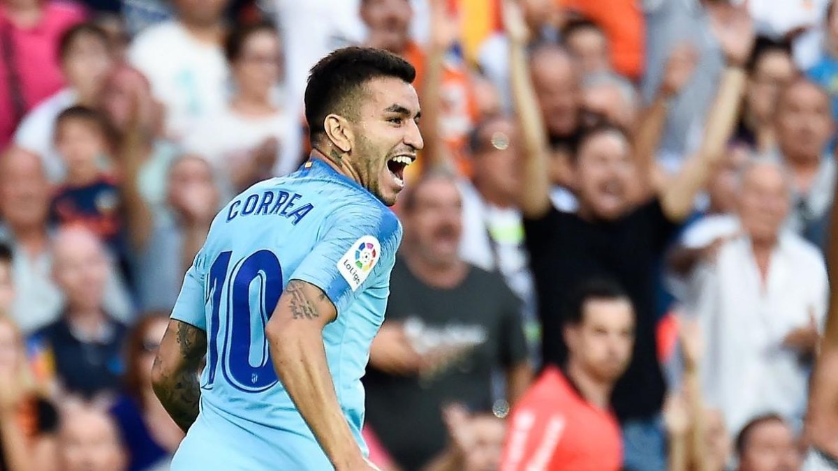 Correa celebra su gol en Mestalla ante el Valencia.-JOSE JORDAN (AFP)