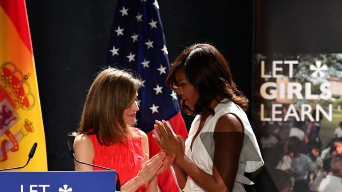 Michelle Obama, junto a la reina Letizia, este jueves en el Matadero de Madrid.-AFP/ GERARD JULIEN