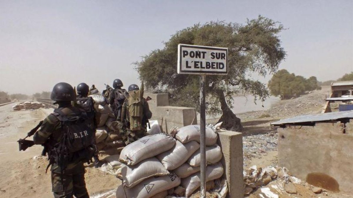 Soldados de Camerún custodian la frontera con Nigeria, cerca del campo de refugiados que ha bombardeado el Ejército nigeriano.-Edwin Kindzeka Moki