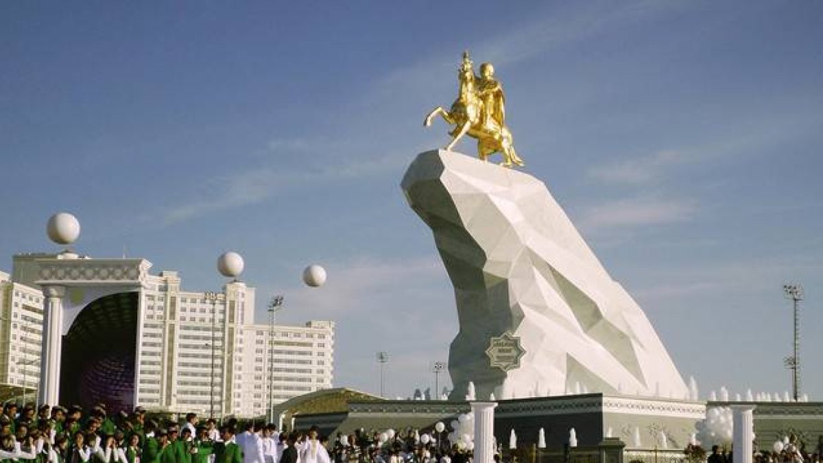 La recién inaugurada estatua bañada en oro del presidente de Turkmenistán.-Foto: AP / ALEXANDER VERSHININ