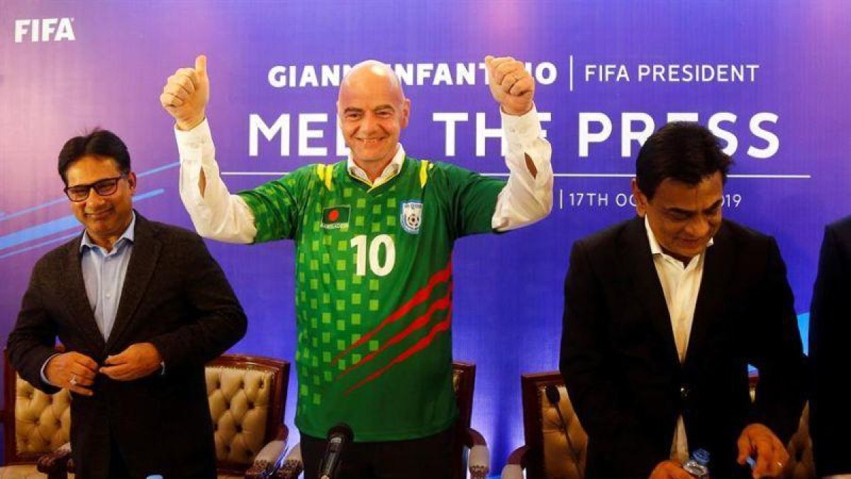 Gianni Infantino, presidente de la FIFA (centro).-EFE / MONIRUL ALAM