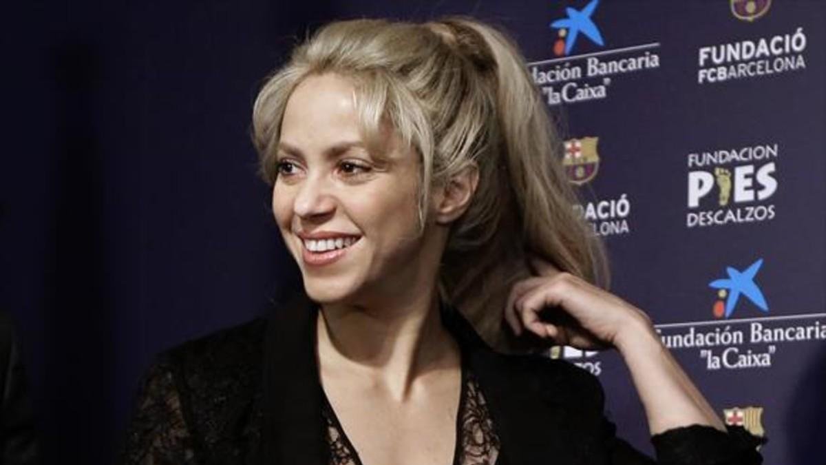 Shakira, en una rueda de prensa en el Camp Nou, en marzo del año pasado.-AP / MANU FERNÁNDEZ