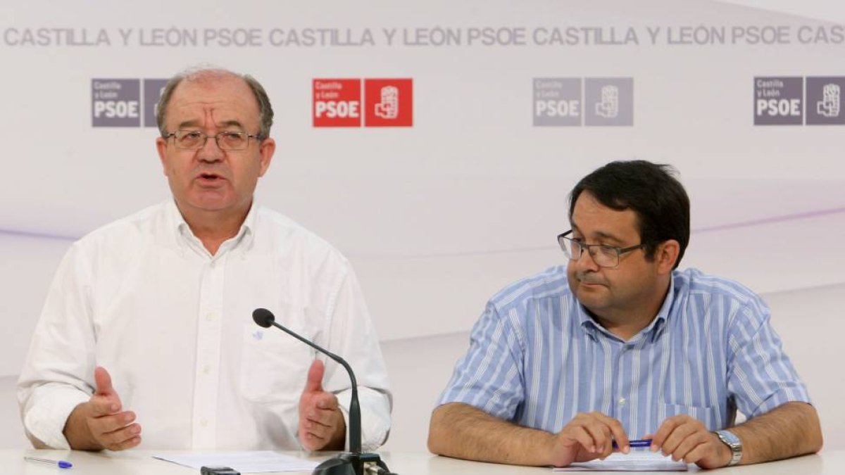 El secretario de Agricultura y Desarrollo Rural del PSOE de Castilla y León, Jesús Caro, y el portavoz del área del Grupo Parlamentario Socialista, Juan Luis Cepa.-ICAL
