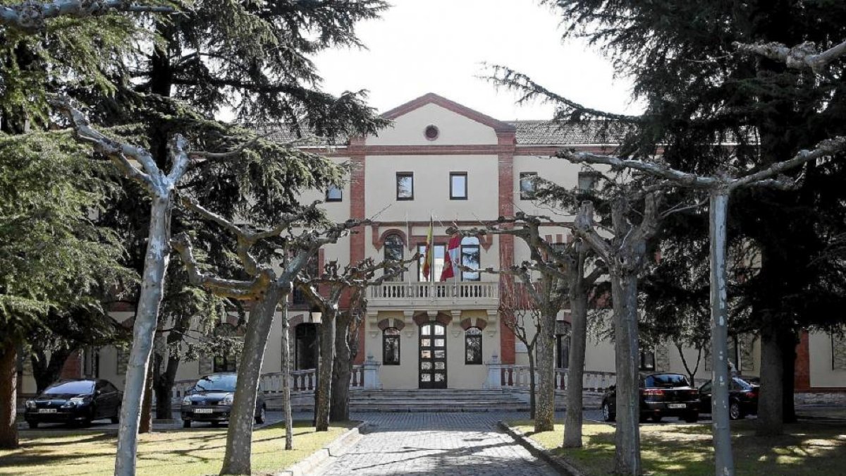 Imagen de archivo de la sede de la Presidencia de la Junta de Castilla y León, antiguo Colegio de la Asunción.-E.M.