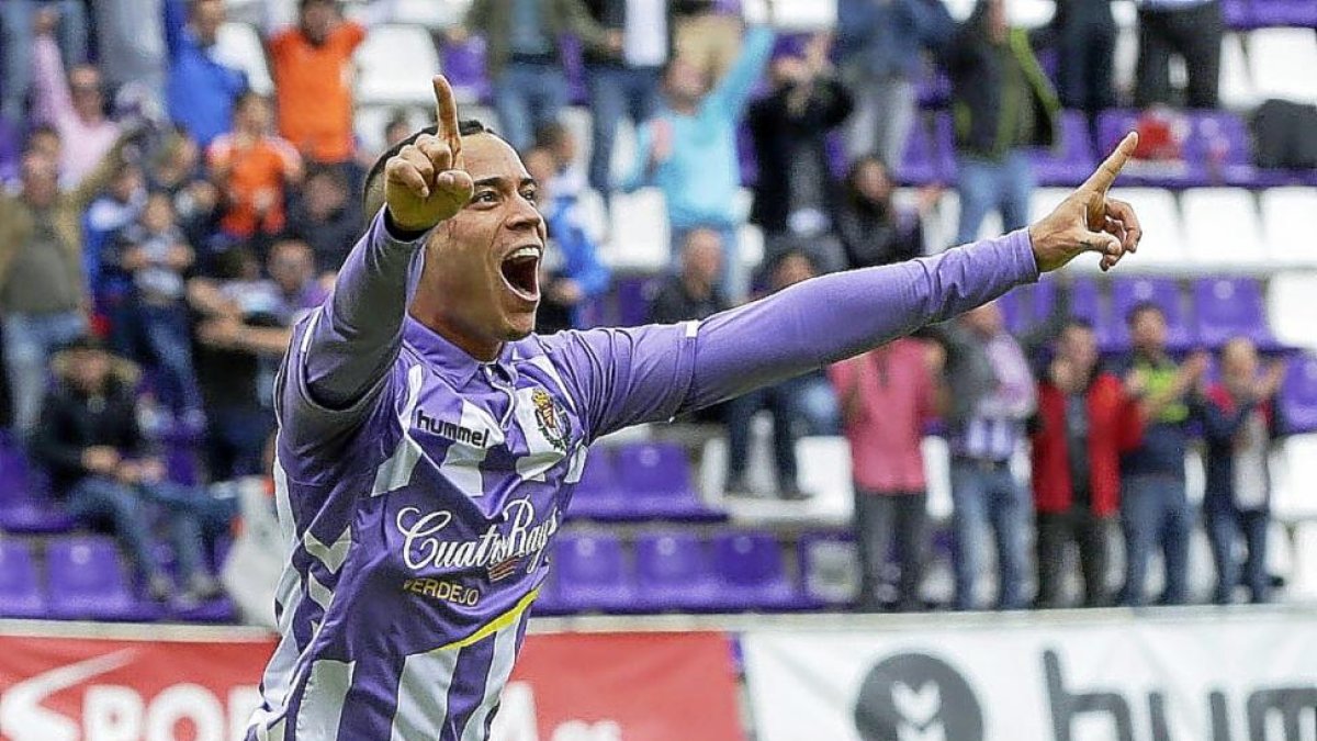 El blanquivioleta Raúl de Tomás celebra de manera efusiva su segundo tanto-J.M. Lostau