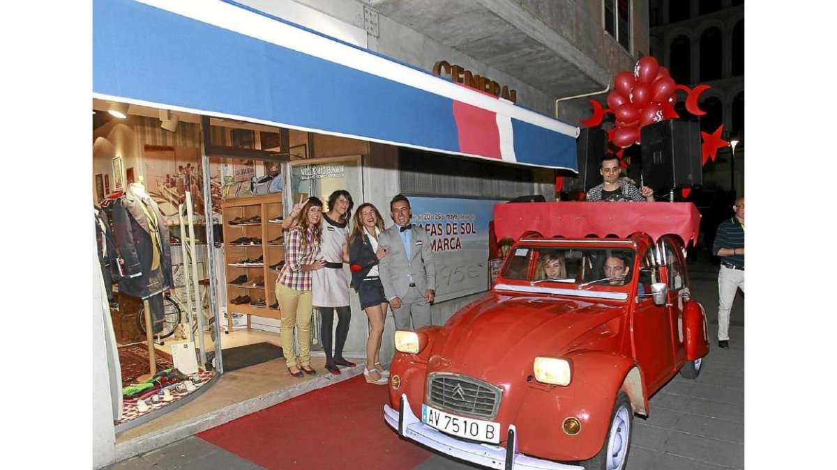 Una imagen de archivo de la shopping night de 2013-J. M. LOSTAU