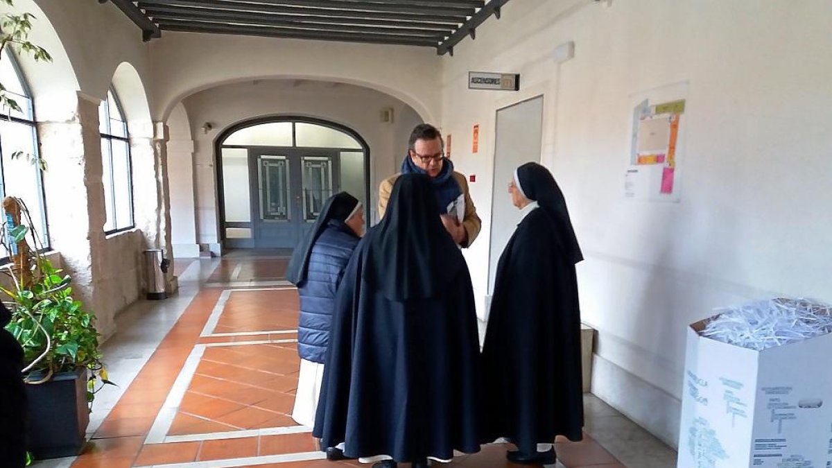 Las religiosas y su abogado a la salida del despacho de Saravia.-E.M