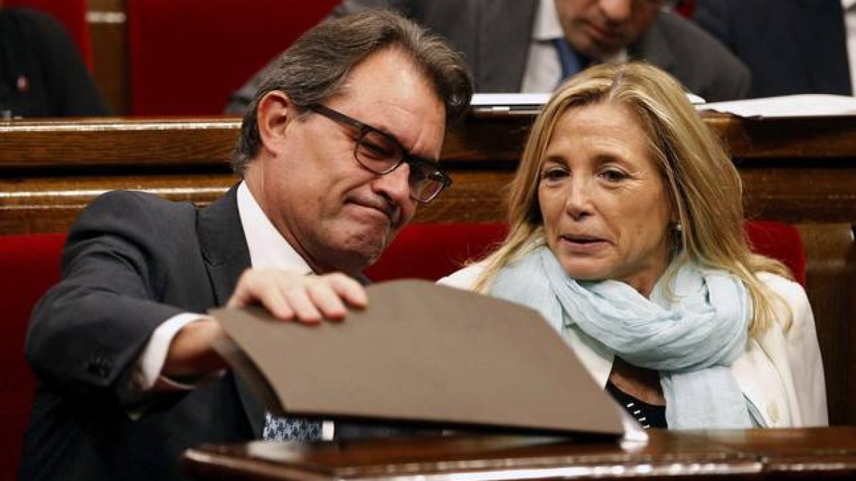 Joana Ortega y Artur Mas, en el pleno extraordinario que ha aprobado la ley de consultas.-Foto: EFE / ALBERTO ESTÉVEZ