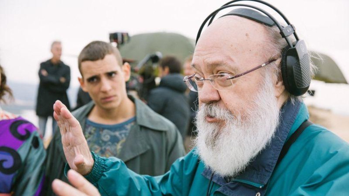 José Luis Cuerda, dando instrucciones durante el rodaje.-TIEMPO DESPUÉS A.I.E.