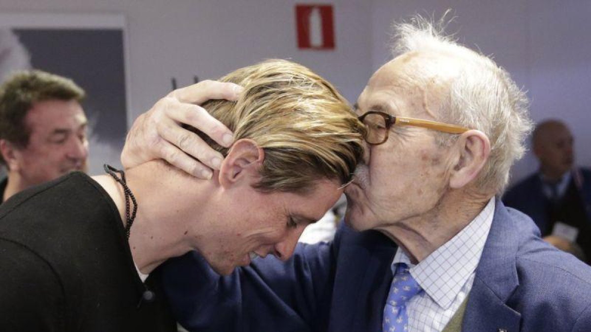 Manuel Briñas (d) saluda a Fernando Torres durante un acto en 2016.-EFE