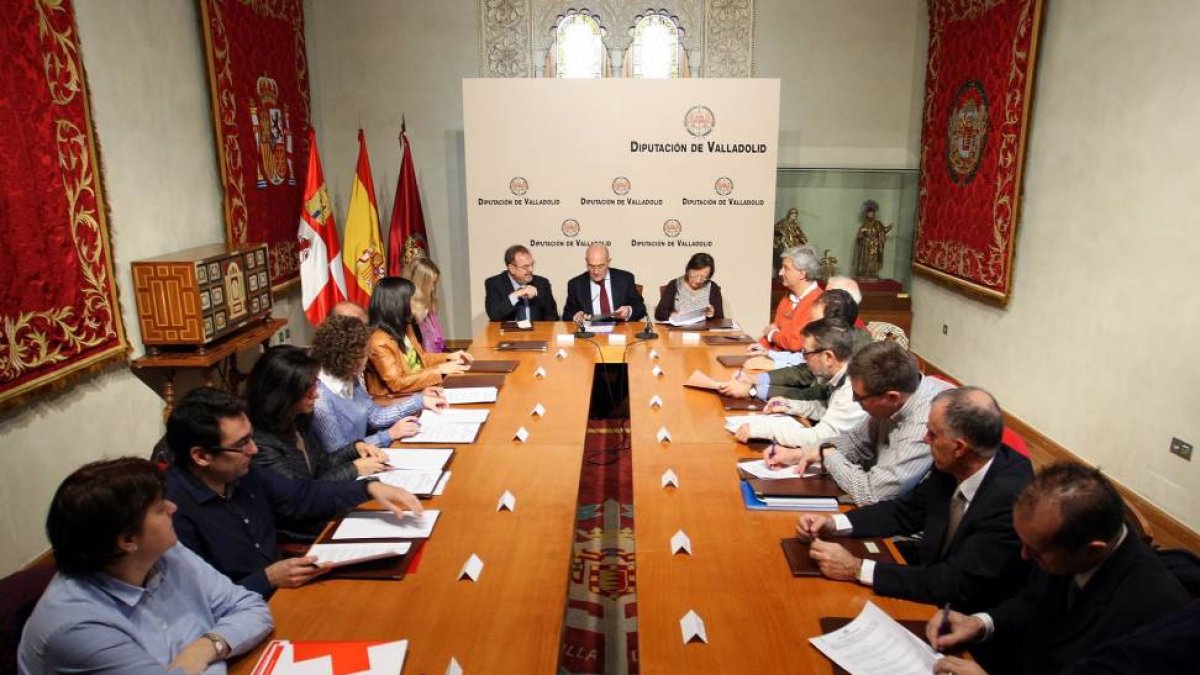 CEl presidente de la Diputación de Valladolid, Jesús Julio Carnero, firma convenios con diversas ONGs de la provincia para ejecutar 20 proyectos de cooperación internacional-Ical