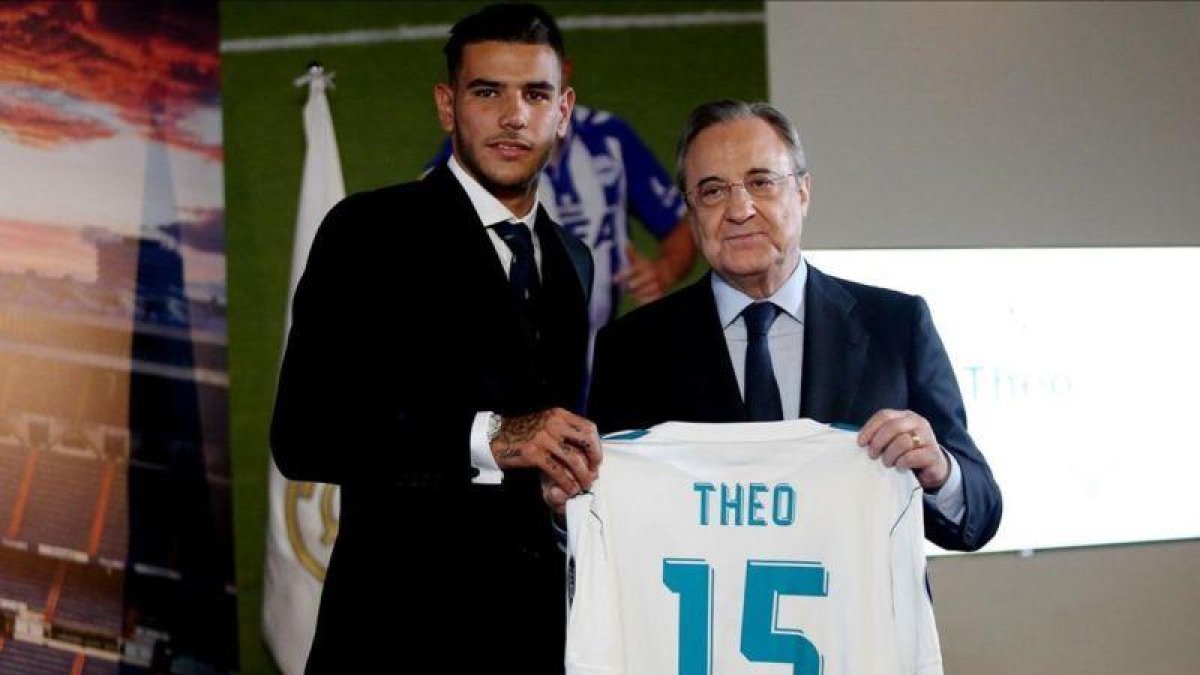 Theo Hernández junto a Florentino, durante la presentación del exjugador del Atlético.-JUAN MANUEL PRATS