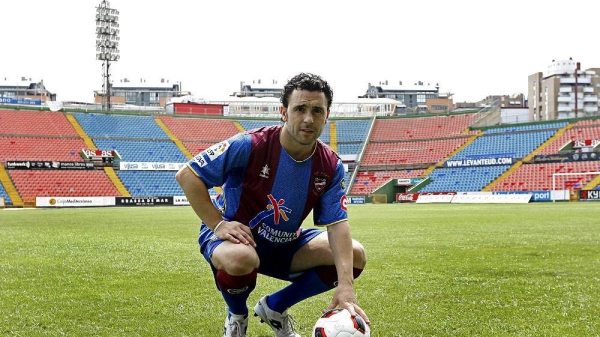 El actual entrenador blanquivioleta Sergio, durante su presentación como jugador del Levante, en 2010.-B.R.