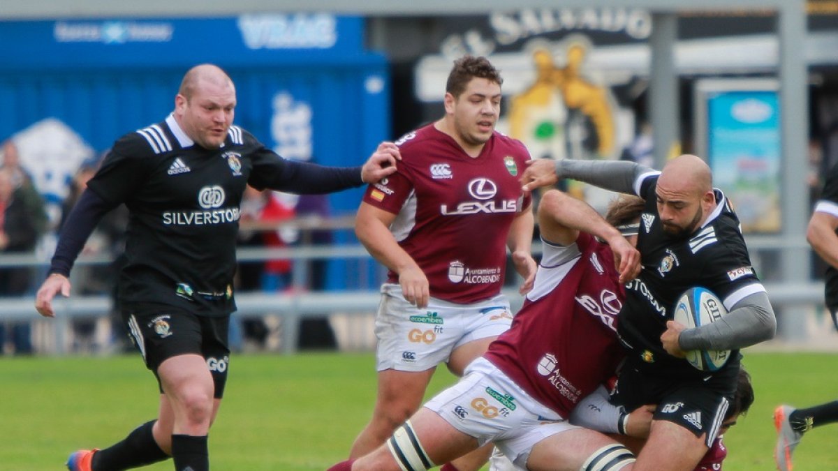 Placaje a Leandro Wozniak en el SilverStorm-Alcobendas de Liga. J. M. LOSTAU