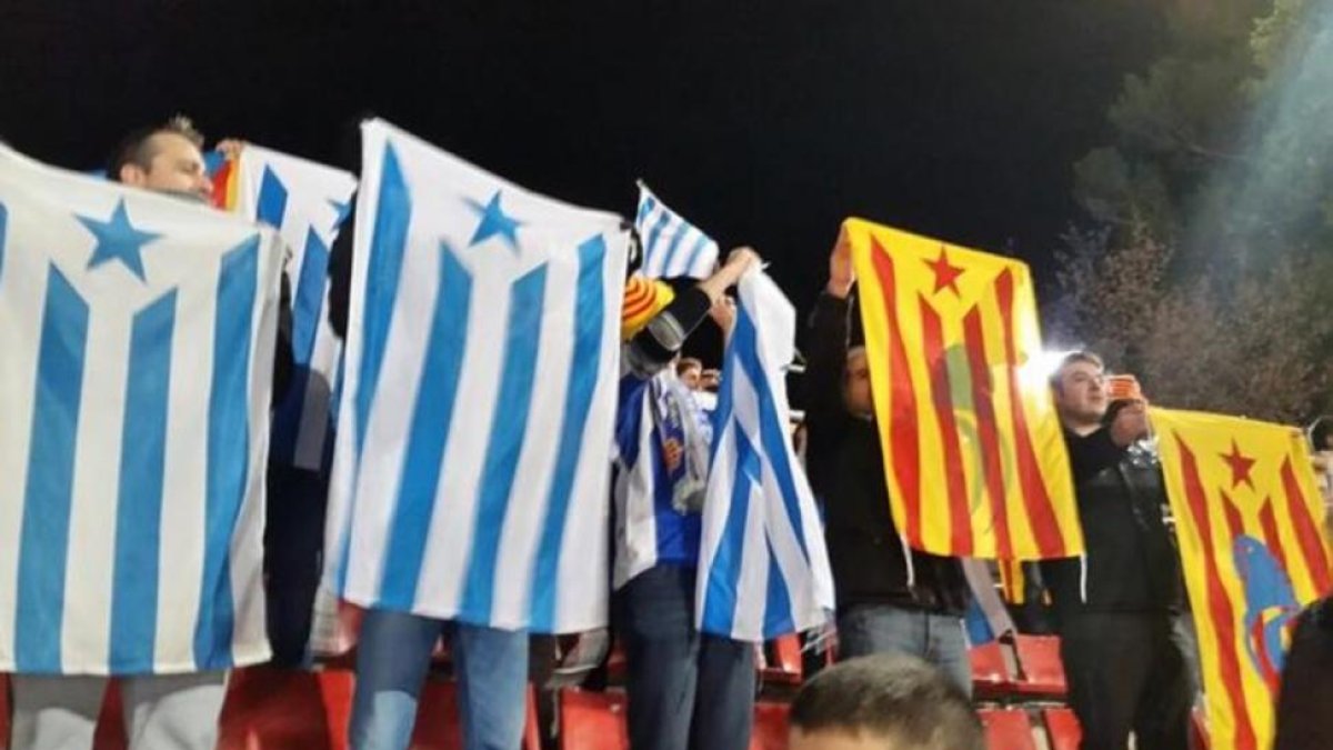 Aficionados del Espanyol con esteladas-/ PERIODICO